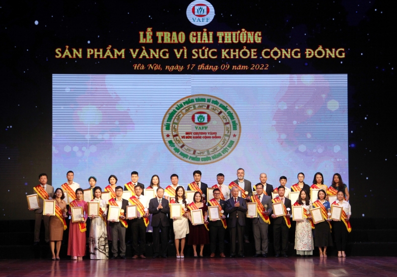 Ban tổ chức trao Huy Chương Vàng và Giấy Chứng nhận đạt SPVVSKCĐ năm 2022, cho sản phẩm 27 Doanh nghiệp đoạt giải.