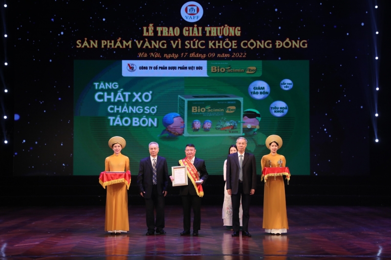 Lãnh đạo VAFF trao Huy Chương Vàng và Giấy Chứng nhận đoạt SPVVSKCĐ năm 2022, cho sản phẩm Cốm Bio-acimin Fiber của Công ty Cổ phần Dược phẩm Việt Đức