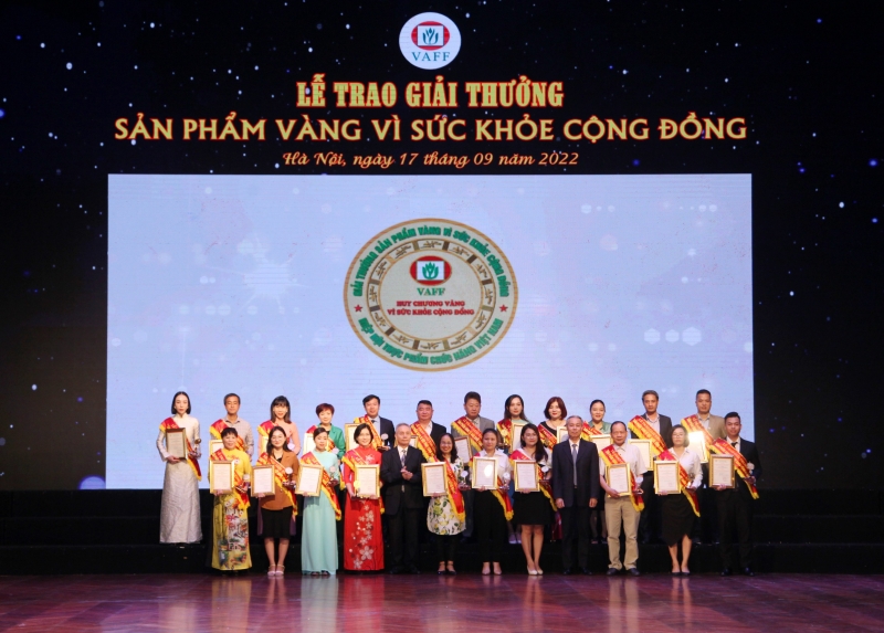 Trao Huy Chương Vàng và Giấy Chứng nhận đạt SPVVSKCĐ năm 2022, cho sản phẩm của 25 Doanh nghiệp đoạt giải.
